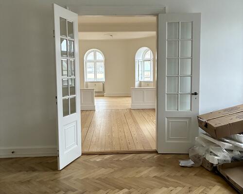 Lys og klassisk 4-værelses på 174 m2 med altan, buede vinduer og stuer en suite