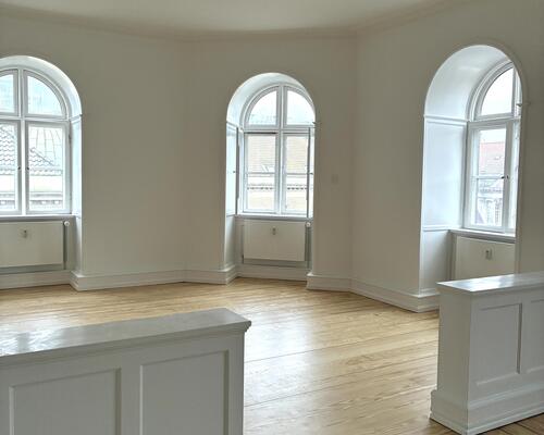 Lys og klassisk 4-værelses på 174 m2 med altan, buede vinduer og stuer en suite