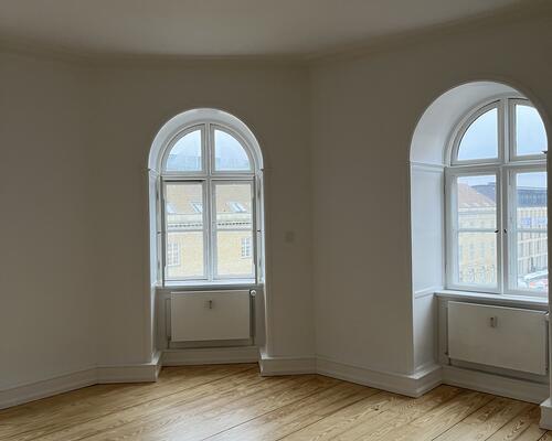 Lys og klassisk 4-værelses på 174 m2 med altan, buede vinduer og stuer en suite