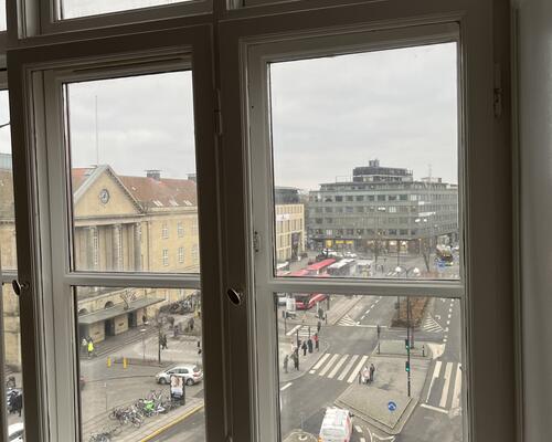 Lys og klassisk 4-værelses på 174 m2 med altan, buede vinduer og stuer en suite