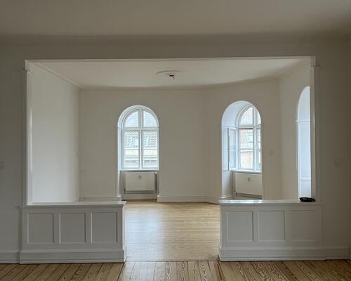 Lys og klassisk 4-værelses på 174 m2 med altan, buede vinduer og stuer en suite