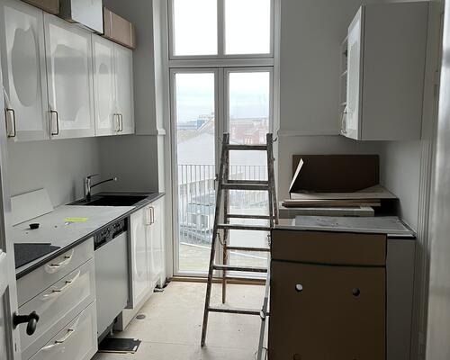 Lys og klassisk 4-værelses på 174 m2 med altan, buede vinduer og stuer en suite