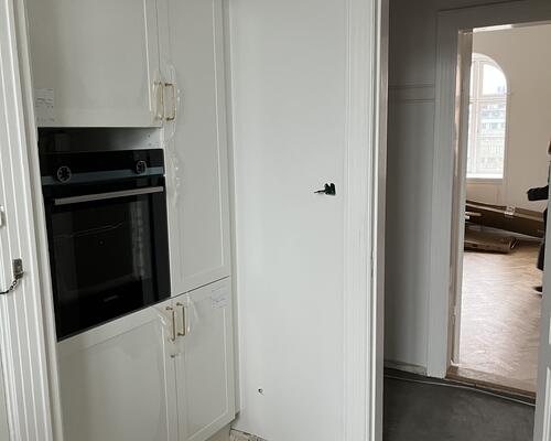 Lys og klassisk 4-værelses på 174 m2 med altan, buede vinduer og stuer en suite