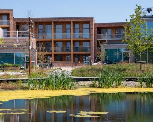 Rummelig bolig med solrig altan og terrasse