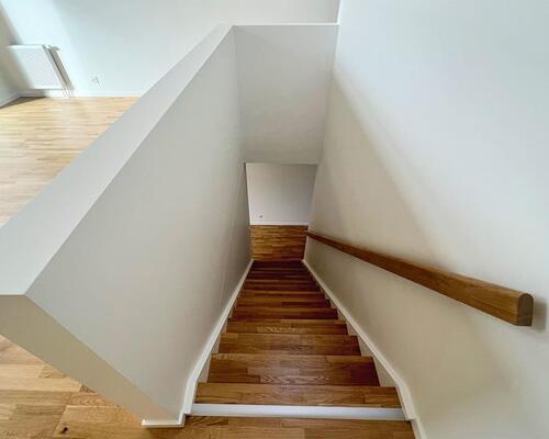 Rummelig bolig med solrig altan og terrasse