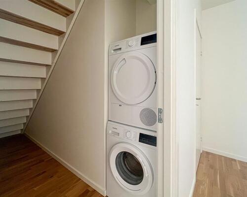 Rummelig bolig med solrig altan og terrasse