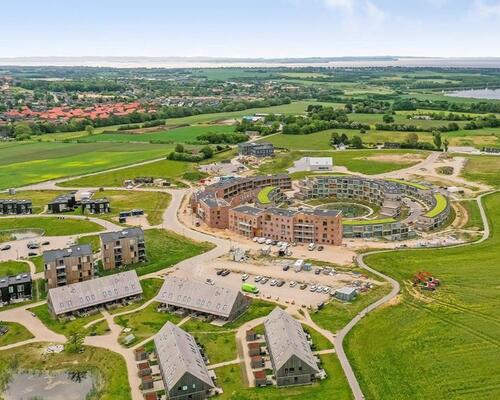 Rummelig bolig med solrig altan og terrasse