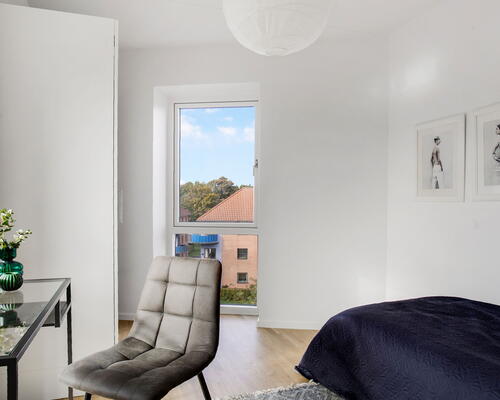 Lys 4-vær. stuelejlighed med både altan og fransk altan. Hele 125 m2 bolig. Gulvvarme i hele boligen. Mulighed for parkering i kælderen (direkte adgang med elevator).