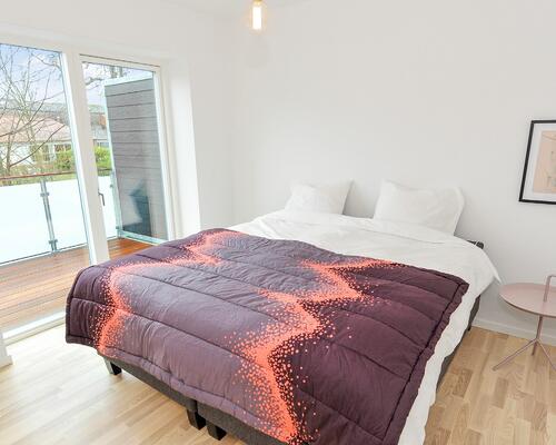 Moderne og indbydende bolig med terrasse, altan og carport