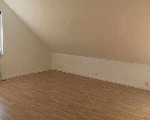 God stor 2 vær. lejebolig på 85 m2. oven på Ølby Centeret