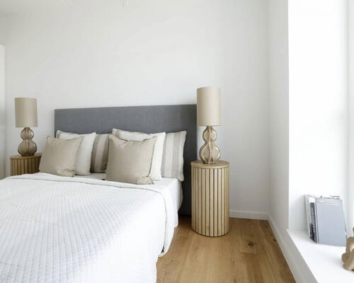 God 2-værelses med alt i hårde hvidevarer, moderne materialevalg og altan - Ingen bindingsperiode!