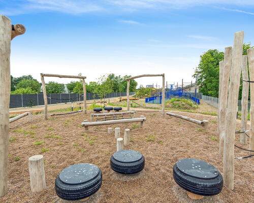 God 4-værelses lejlighed med altan, lyst køkken-alrum og alt i hårde hvidevarer - Ingen bindingsperiode!