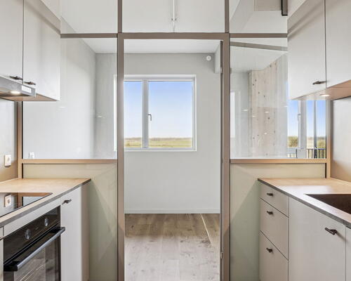 Kronen i UN17 Village - Fokus på det sunde liv - 1 vær med altan og fantastisk udsigt til Fælleden