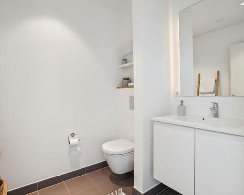 Penthouse lejebolig med stor integreret altan og badekar