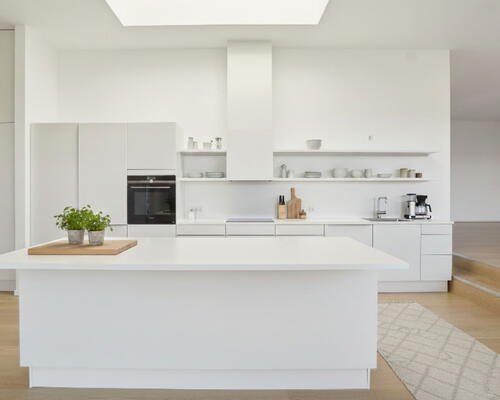 Penthouse lejebolig med stor integreret altan og badekar