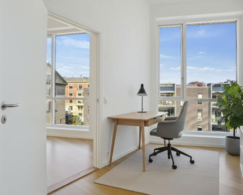 Penthouse lejebolig med stor integreret altan og badekar