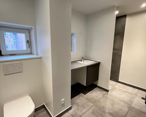 Nyrenoveret 4-værelses lejlighed med altan i Odense City