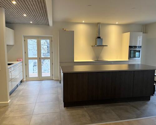 Nyrenoveret 4-værelses lejlighed med altan i Odense City