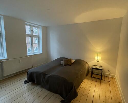 Lækker renoveret lejlighed på 1 sal udlejes.