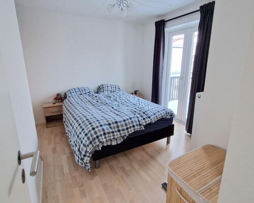 Renoveret 2-værelses lejlighed med altan