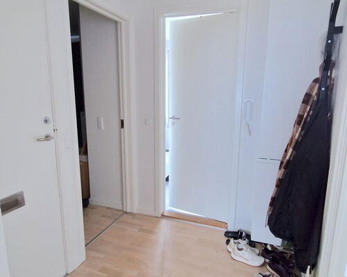 Renoveret 2-værelses lejlighed med altan