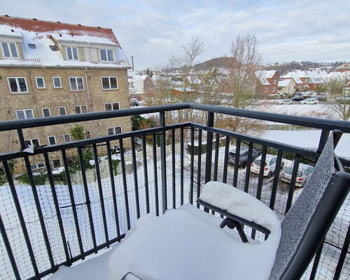 Renoveret 2-værelses lejlighed med altan