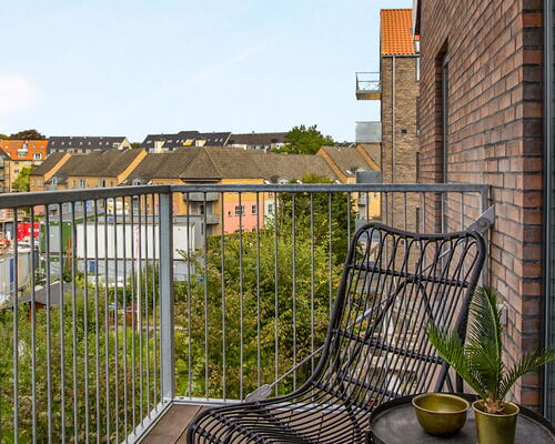 Flot 3-vær. bolig på 87 m2 på første sal. Gulvvarme og mulighed for p plads under bygningen. Depotrum i boligen