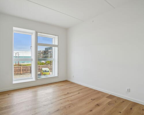 Stor 5-værelses lejlighed med god planløsning, to toiletter, gulvarme i hele boligen og egen terrasse - Ingen bindingsperiode!