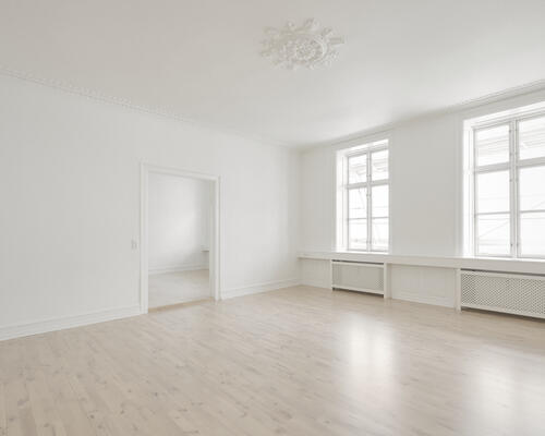 Lys bolig med gode indretningsmuligheder i Frederiksstaden