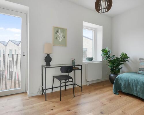 Nyd livet i et rummeligt rækkehus i flere plan