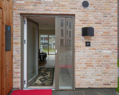 Nyd livet i et rummeligt rækkehus i flere plan