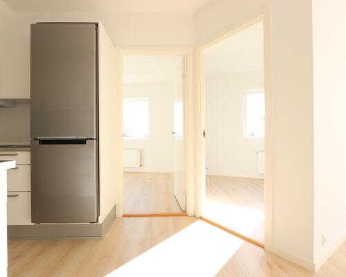 Indbydende og lys lejlighed i stueplan – med egen terrasse og moderne komfort!