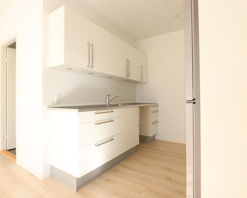 Indbydende og lys lejlighed i stueplan – med egen terrasse og moderne komfort!