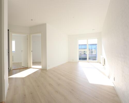 Indbydende og lys lejlighed i stueplan – med egen terrasse og moderne komfort!