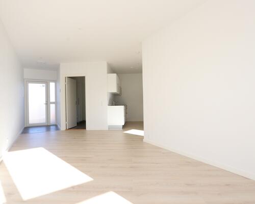 Indbydende og lys lejlighed i stueplan – med egen terrasse og moderne komfort!