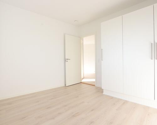 Indbydende og lys lejlighed i stueplan – med egen terrasse og moderne komfort!