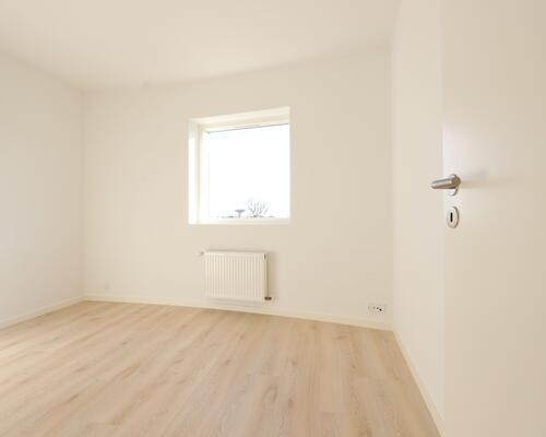 Indbydende og lys lejlighed i stueplan – med egen terrasse og moderne komfort!