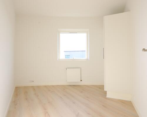 Indbydende og lys lejlighed i stueplan – med egen terrasse og moderne komfort!