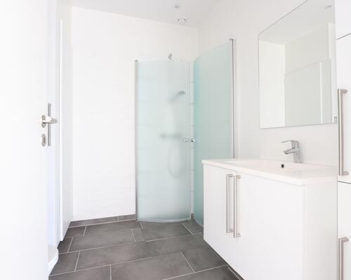 Indbydende og lys lejlighed i stueplan – med egen terrasse og moderne komfort!