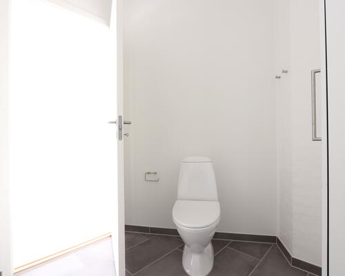 Indbydende og lys lejlighed i stueplan – med egen terrasse og moderne komfort!