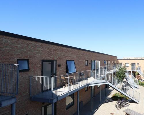 Indbydende og lys lejlighed i stueplan – med egen terrasse og moderne komfort!