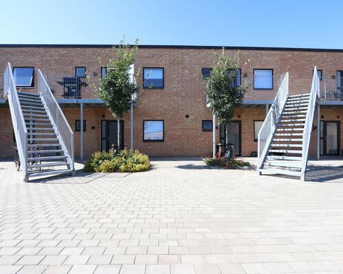 Indbydende og lys lejlighed i stueplan – med egen terrasse og moderne komfort!