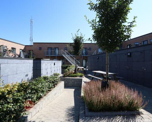 Indbydende og lys lejlighed i stueplan – med egen terrasse og moderne komfort!