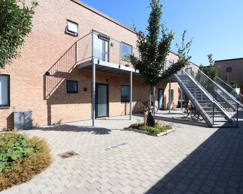 Indbydende og lys lejlighed i stueplan – med egen terrasse og moderne komfort!