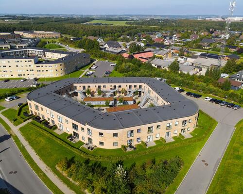 Indbydende og lys lejlighed i stueplan – med egen terrasse og moderne komfort!