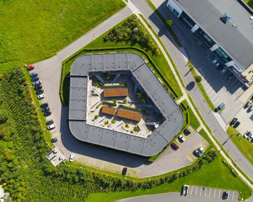 Indbydende og lys lejlighed i stueplan – med egen terrasse og moderne komfort!