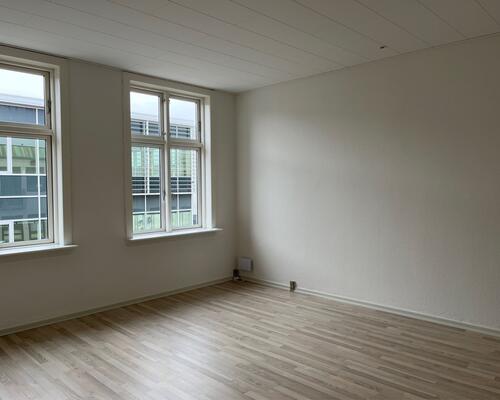 Flot 96 m2 stor lejlighed midt i gågaden.