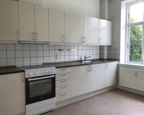 Centralt beliggende lejlighed i flot ældre ejendom