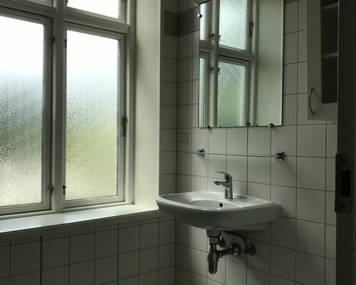 Centralt beliggende lejlighed i flot ældre ejendom