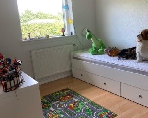 Attraktivt lejemål med god have i familievenligt kvarter.